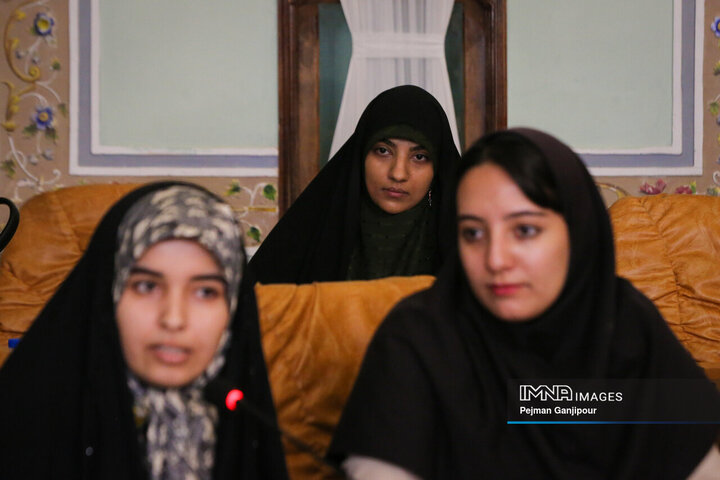 نشست صمیمانه شهردار اصفهان با دختران شهر