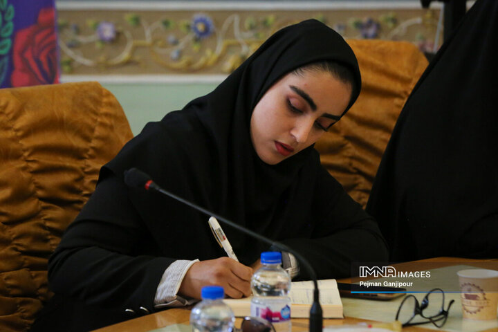 نشست صمیمانه شهردار اصفهان با دختران شهر