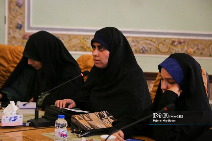 نشست صمیمانه شهردار اصفهان با دختران شهر