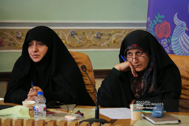 نشست صمیمانه شهردار اصفهان با دختران شهر