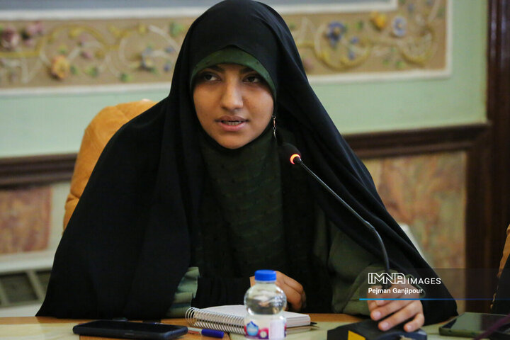 نشست صمیمانه شهردار اصفهان با دختران شهر