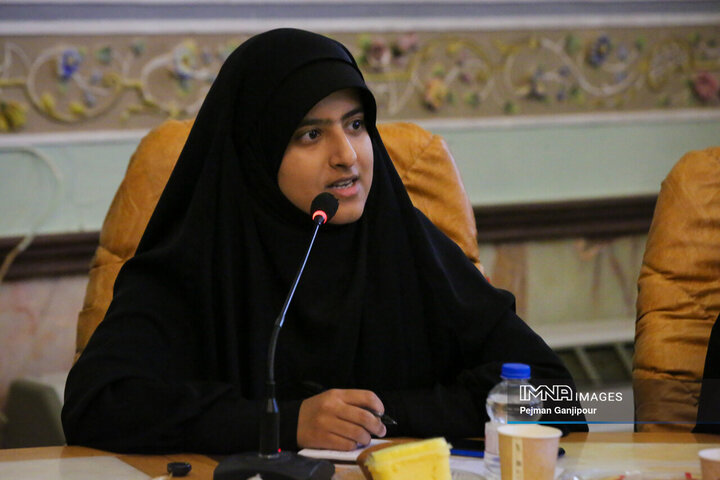 نشست صمیمانه شهردار اصفهان با دختران شهر