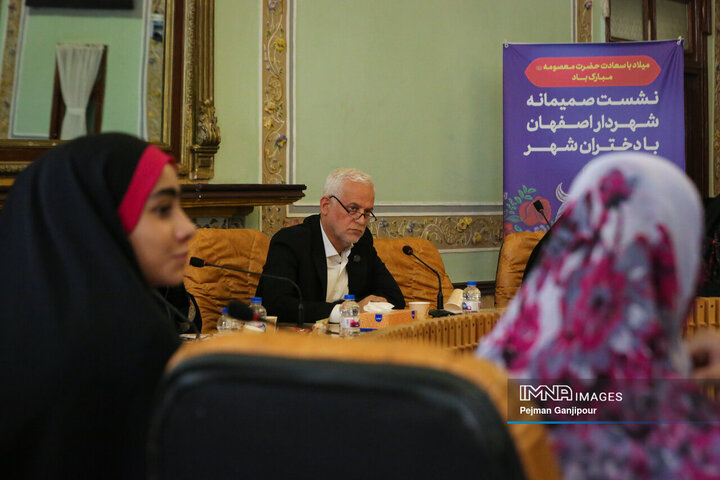 نشست صمیمانه شهردار اصفهان با دختران شهر
