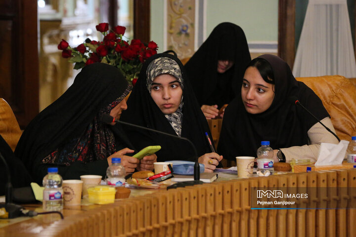 نشست صمیمانه شهردار اصفهان با دختران شهر