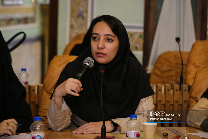 نشست صمیمانه شهردار اصفهان با دختران شهر