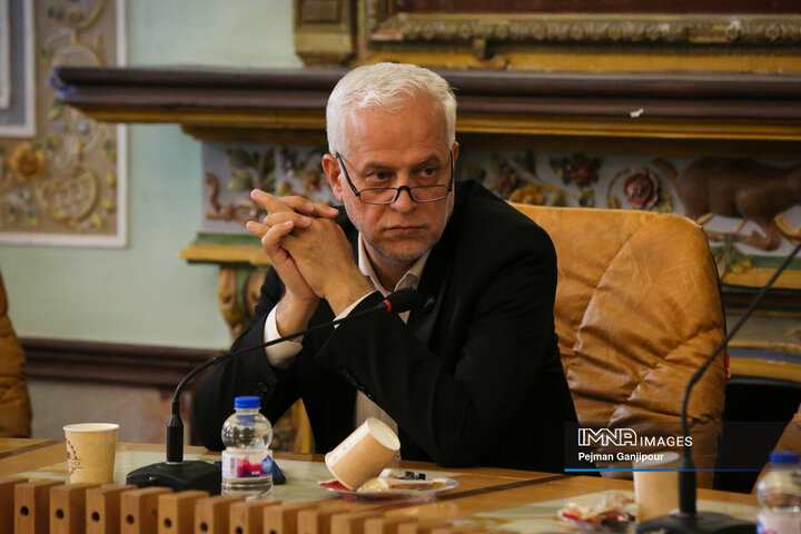 نشست صمیمانه شهردار اصفهان با دختران شهر