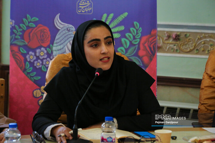 نشست صمیمانه شهردار اصفهان با دختران شهر