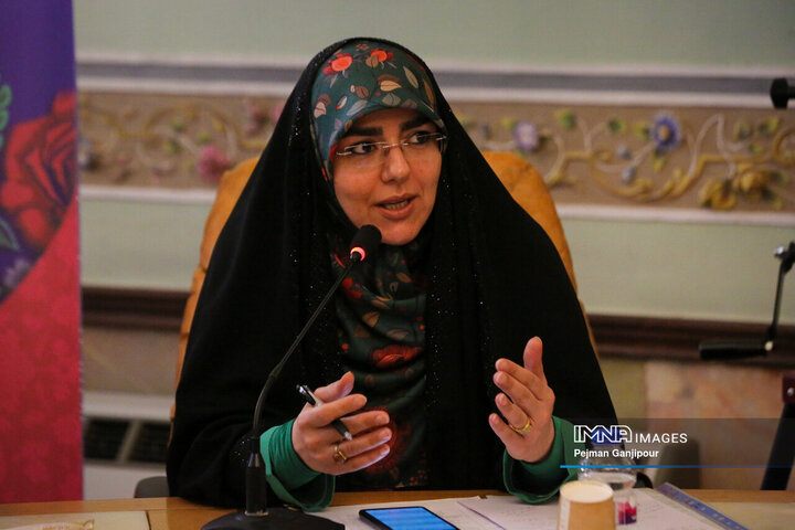 نشست صمیمانه شهردار اصفهان با دختران شهر