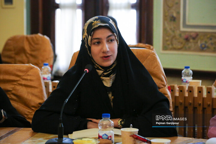 نشست صمیمانه شهردار اصفهان با دختران شهر