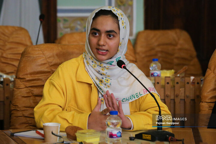 نشست صمیمانه شهردار اصفهان با دختران شهر