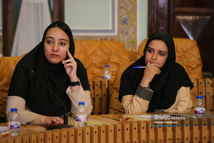 نشست صمیمانه شهردار اصفهان با دختران شهر