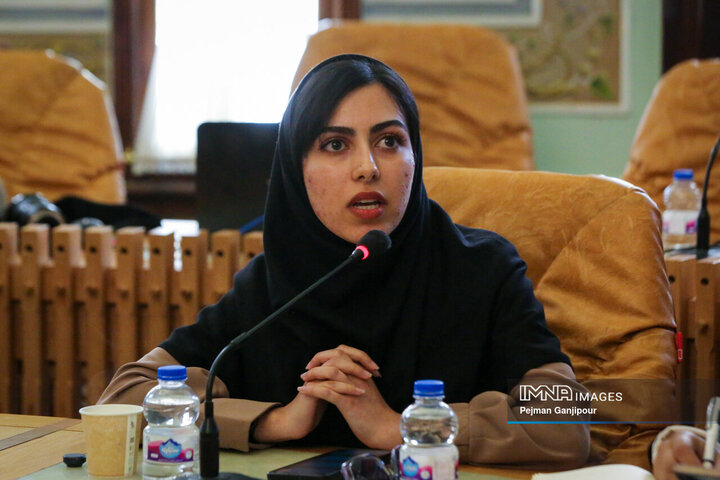 نشست صمیمانه شهردار اصفهان با دختران شهر