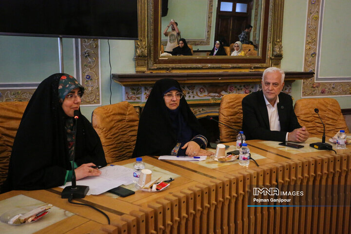 نشست صمیمانه شهردار اصفهان با دختران شهر