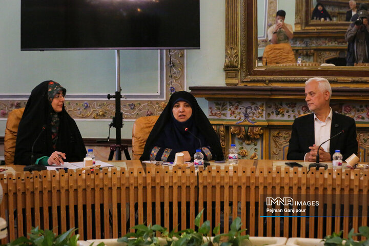 نشست صمیمانه شهردار اصفهان با دختران شهر