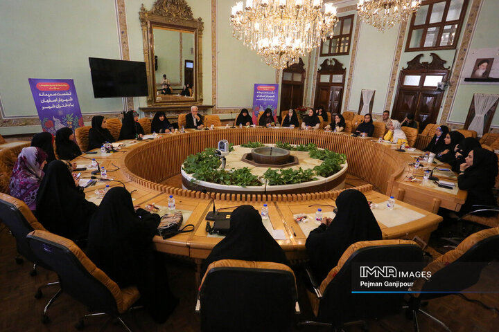 نشست صمیمانه شهردار اصفهان با دختران شهر