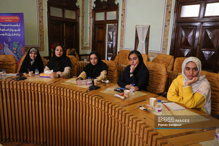 نشست صمیمانه شهردار اصفهان با دختران شهر