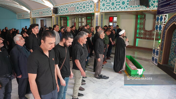 خاکسپاری یک تن از جان‌باختگان انفجار بندرعباس در اصفهان + عکس