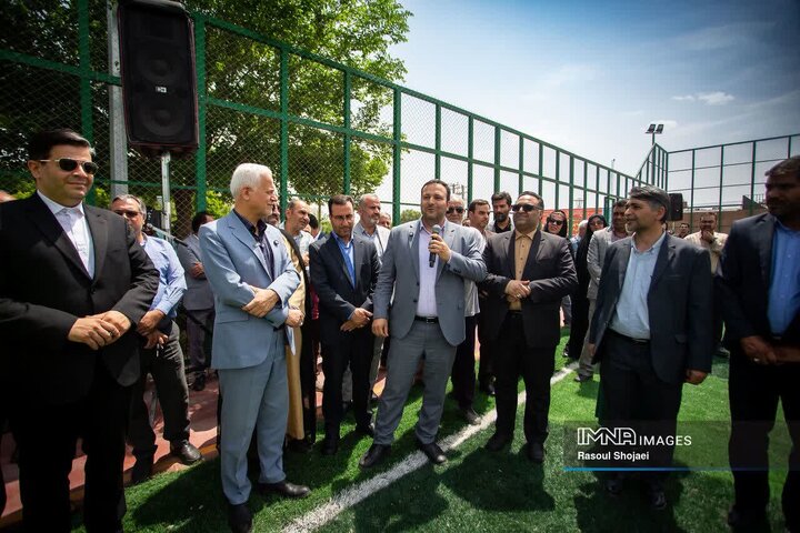 حضور فوتبالیست‌های مطرح در دل محلات، انگیزه‌ای برای نوجوان است