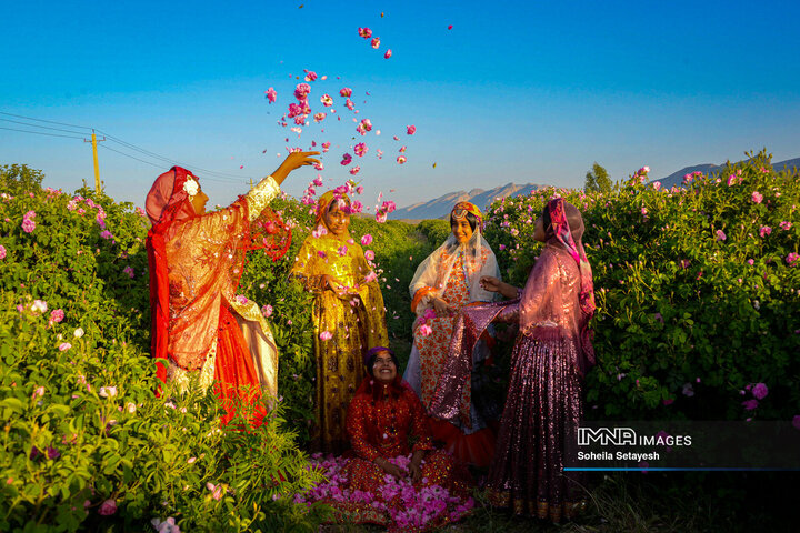 نخستین باغچه گل جهانی صلح در شهر نطنز احداث شد