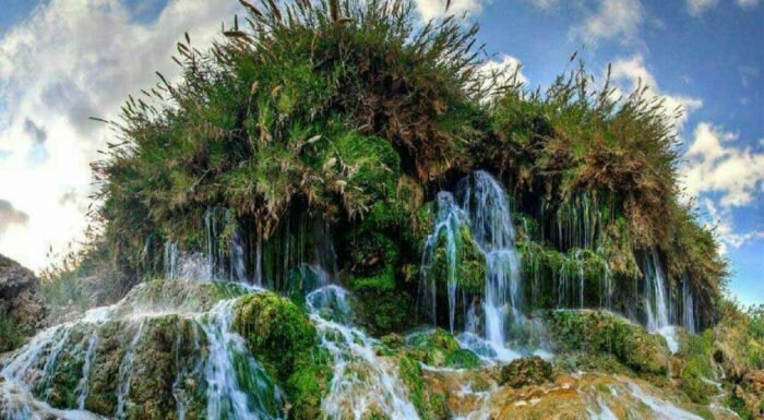 آبشاری شگفتانگیز در دل بیابان