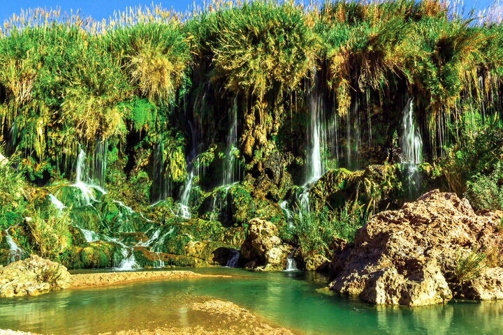 آبشاری شگفتانگیز در دل بیابان