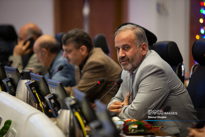 انتقادات و مسائل داخلی نباید پشت میکروفن گفته شود