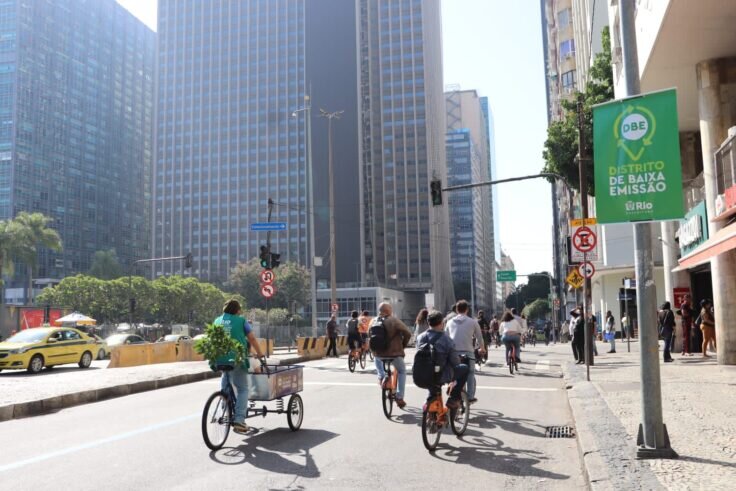 چالشهای اقتصادی و زیستمحیطی ناشی از سیاستهای پارکینگ در شهرها