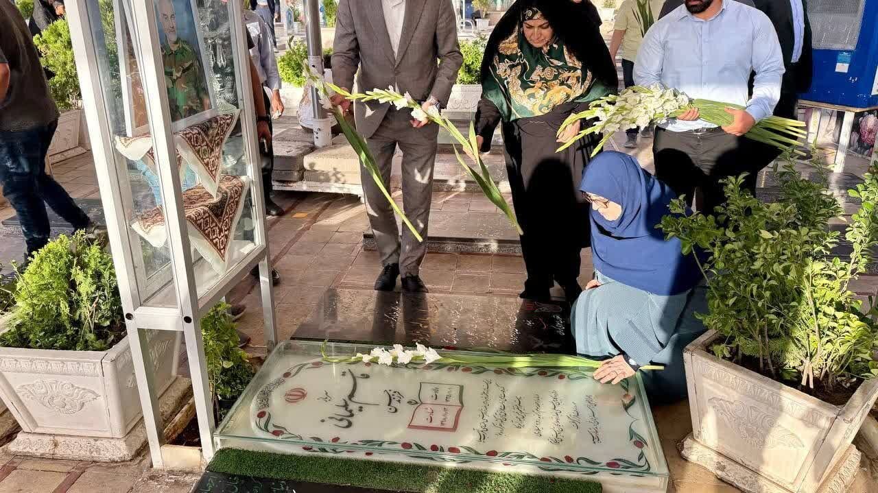 حضور سخنگوی دولت در مزار شهید حاج قاسم سلیمانی