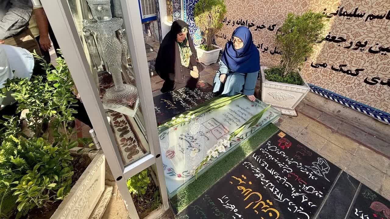 حضور سخنگوی دولت در مزار شهید حاج قاسم سلیمانی