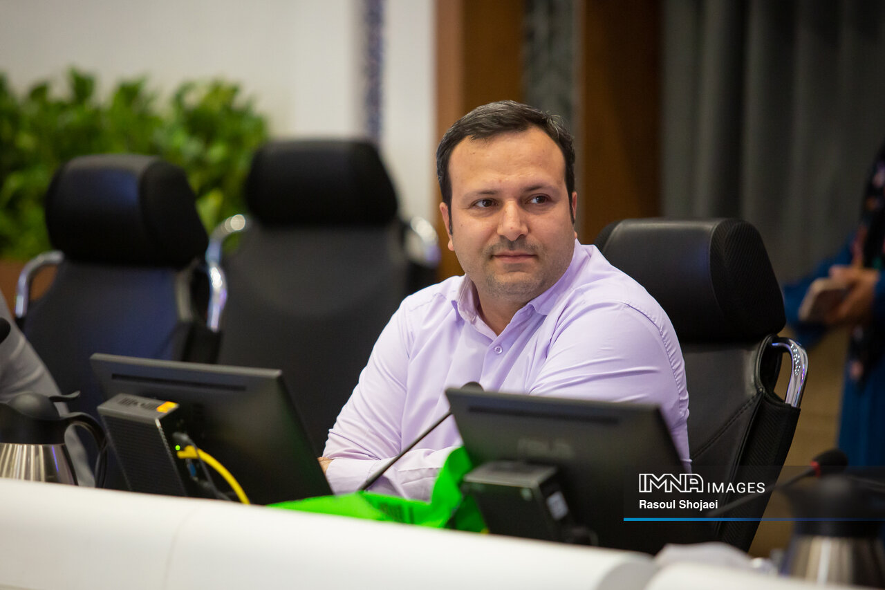 تقدیر از شهرداری اصفهان بهعنوان نهاد برگزیده در جایزه ملی انرژیهای تجدیدپذیر