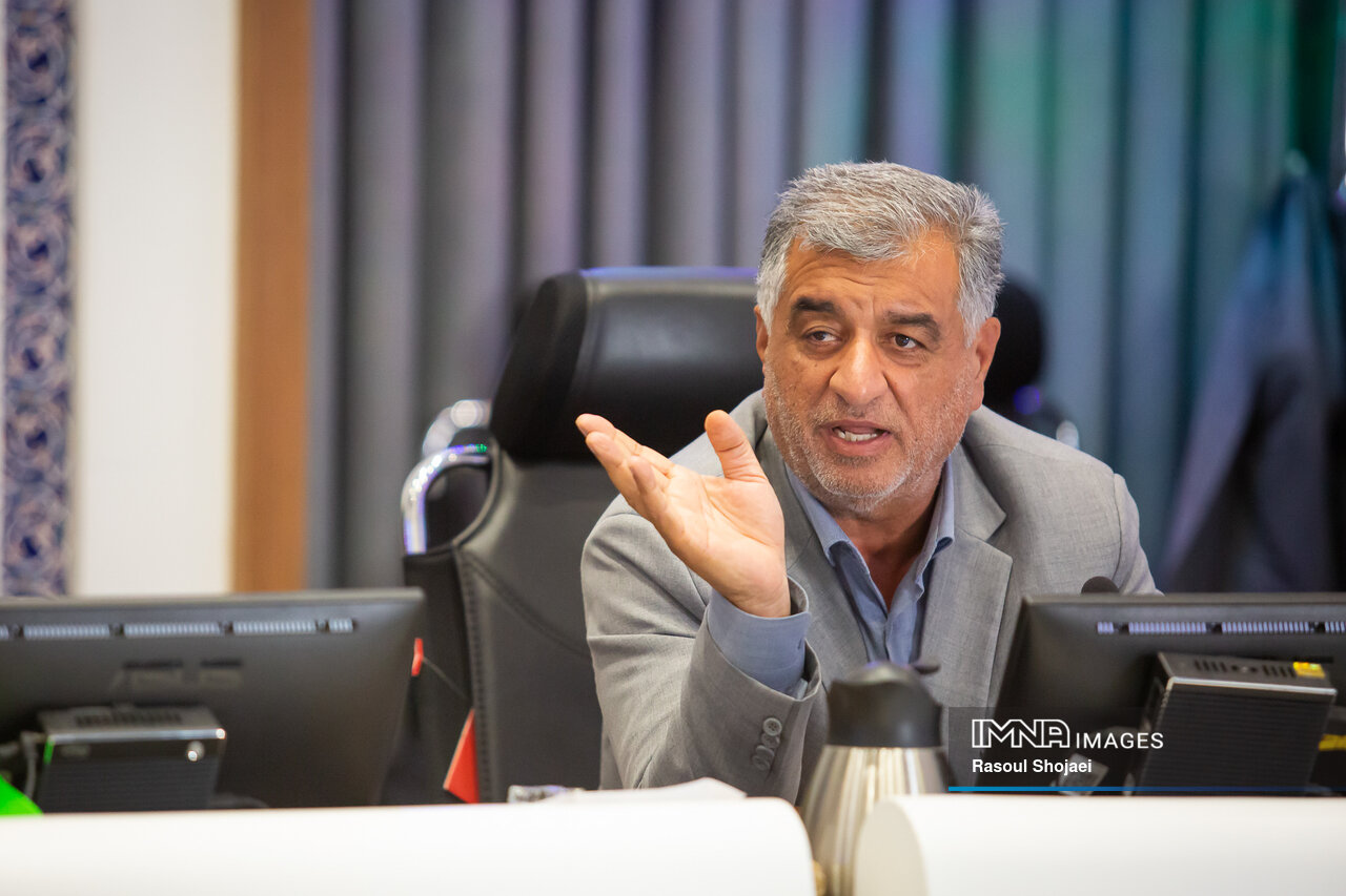 تقدیر از شهرداری اصفهان بهعنوان نهاد برگزیده در جایزه ملی انرژیهای تجدیدپذیر