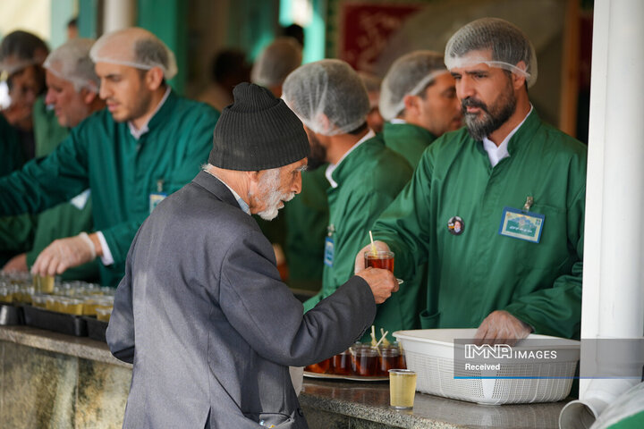 خادمی رزمندگان لشکر 14 امام حسین (ع) در چایخانه حضرت رضا (ع)