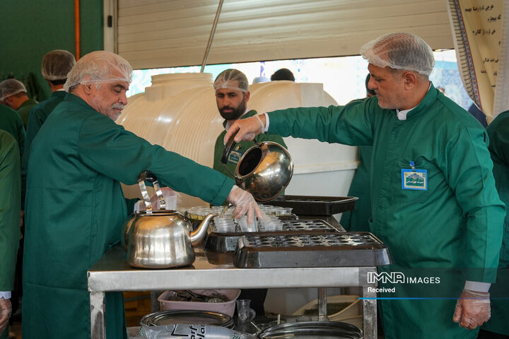 خادمی رزمندگان لشکر 14 امام حسین (ع) در چایخانه حضرت رضا (ع)