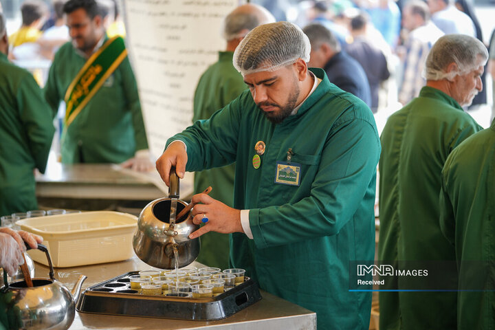 خادمی رزمندگان لشکر 14 امام حسین (ع) در چایخانه حضرت رضا (ع)