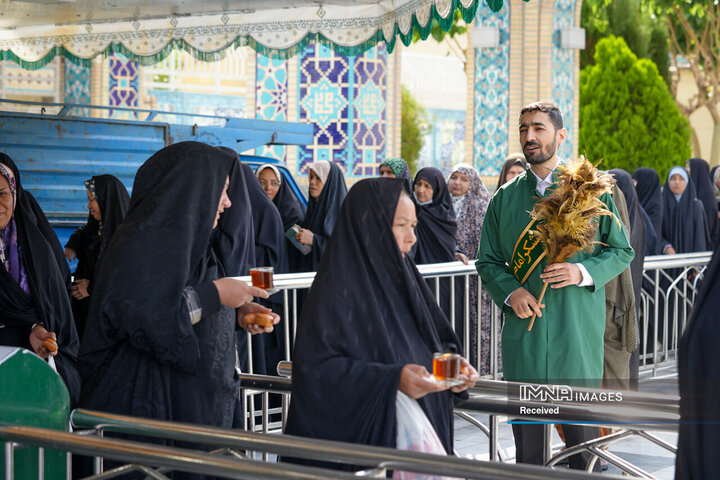 خادمی رزمندگان لشکر 14 امام حسین (ع) در چایخانه حضرت رضا (ع)