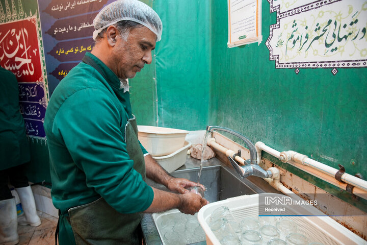 خادمی رزمندگان لشکر 14 امام حسین (ع) در چایخانه حضرت رضا (ع)