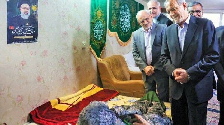 پزشکیان به دیدار مادر شهید «رئیسی» رفت