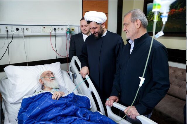 عیادت پزشکیان از آیت‌الله نوری همدانی