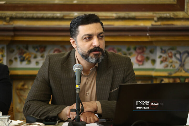 برای هر نیمکت نگهبان نمی‌گذاریم؛ تمام وسایل شهر، سرمایه خود مردم است