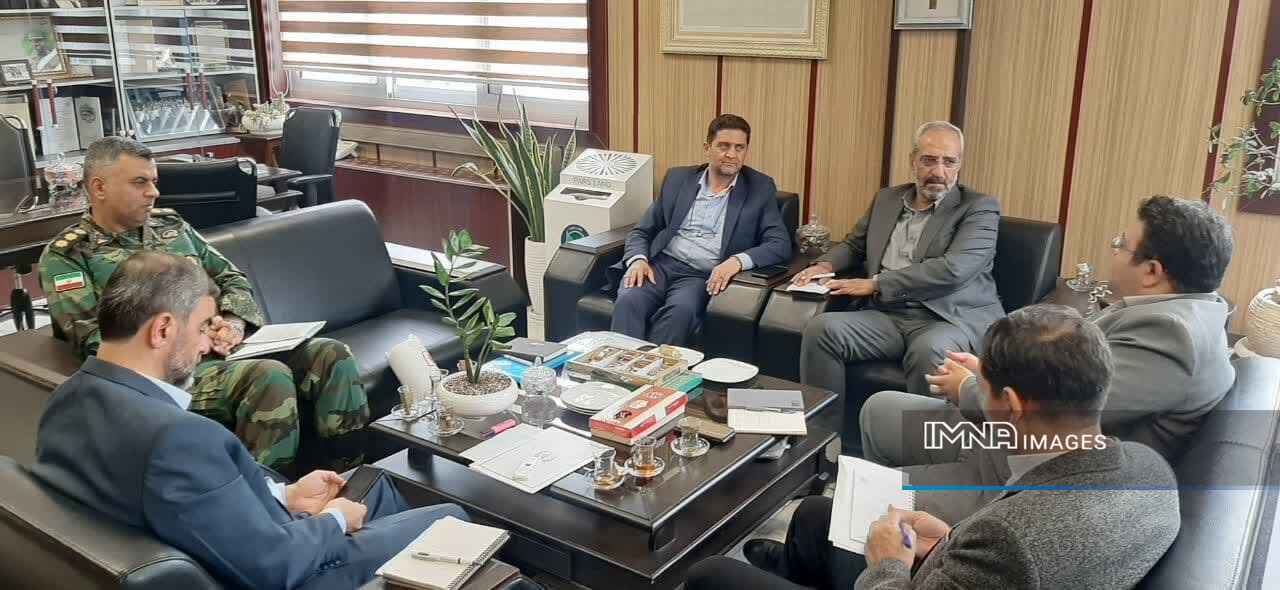 نشست مشورتی با سرلشکر رحیم صفوی برای آزادسازی اراضی ارتش در رینگ چهارم اصفهان