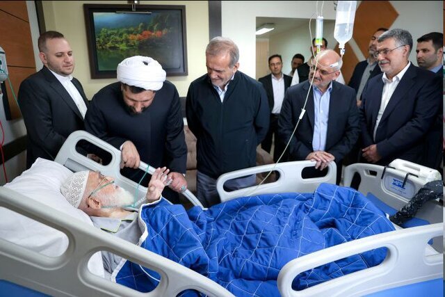 عیادت پزشکیان از آیتالله نوری همدانی