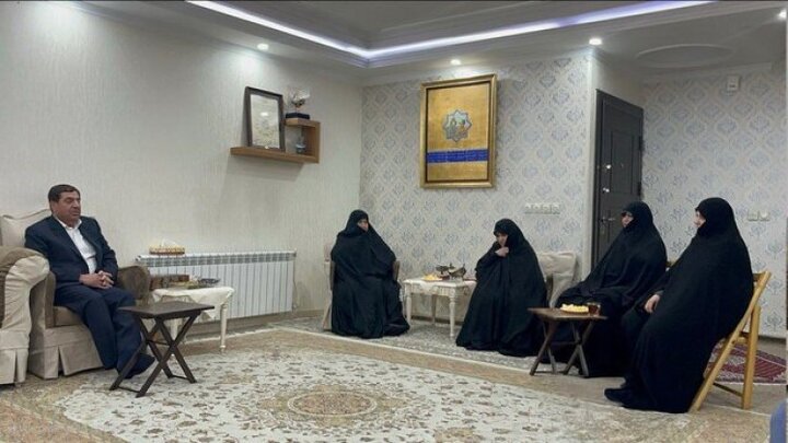 حضور مشاور و دستیار مقام معظم رهبری در منزل شهید رئیسی