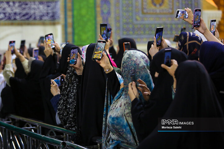 گل‌آرایی حرم مطهر رضوی در آستانه میلاد امام رضا (ع)