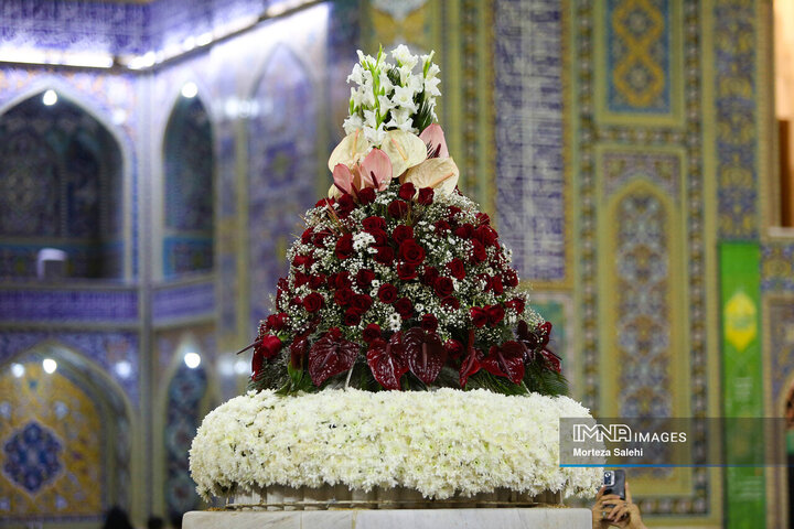 گل‌آرایی حرم مطهر رضوی در آستانه میلاد امام رضا (ع)