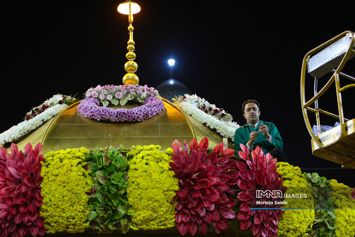 گل‌آرایی حرم مطهر رضوی در آستانه میلاد امام رضا (ع)