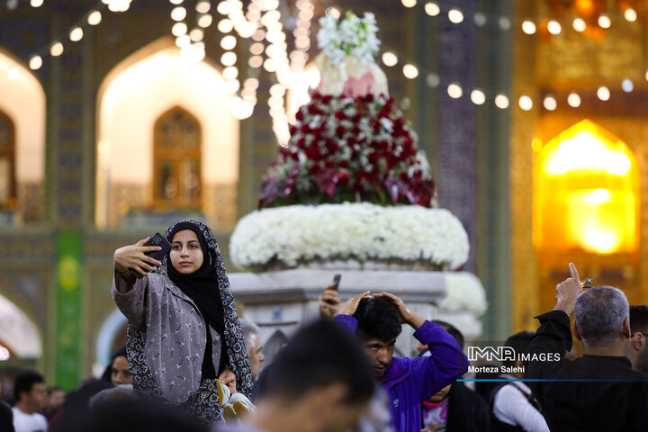 گل‌آرایی حرم مطهر رضوی در آستانه میلاد امام رضا (ع)
