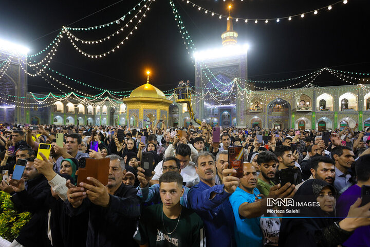 گل‌آرایی حرم مطهر رضوی در آستانه میلاد امام رضا (ع)