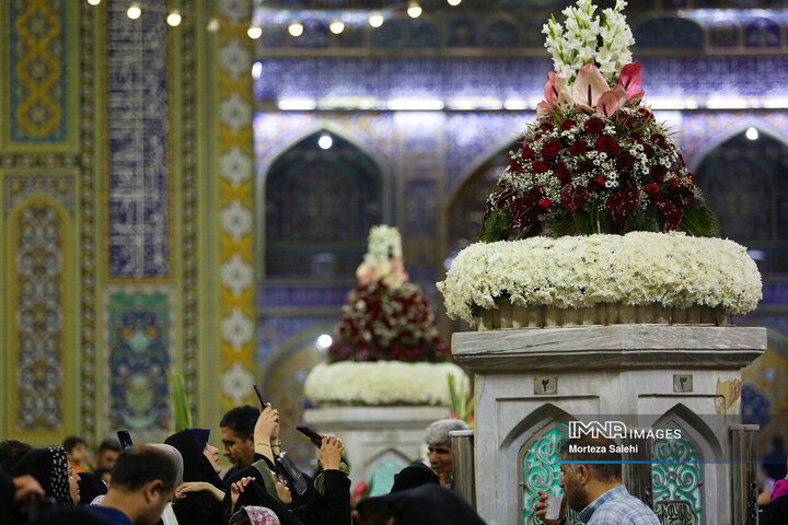 گل‌آرایی حرم مطهر رضوی در آستانه میلاد امام رضا (ع)