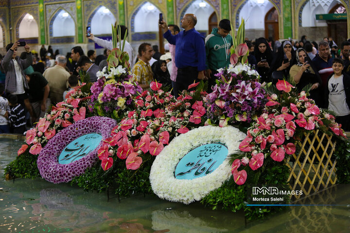 گل‌آرایی حرم مطهر رضوی در آستانه میلاد امام رضا (ع)
