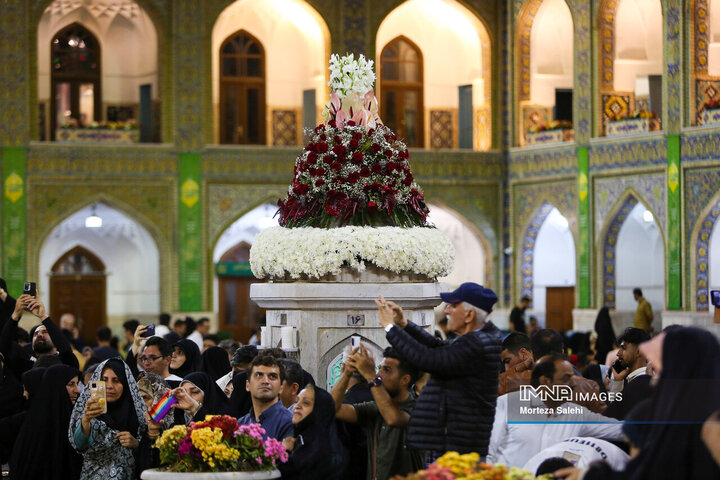 گل‌آرایی حرم مطهر رضوی در آستانه میلاد امام رضا (ع)